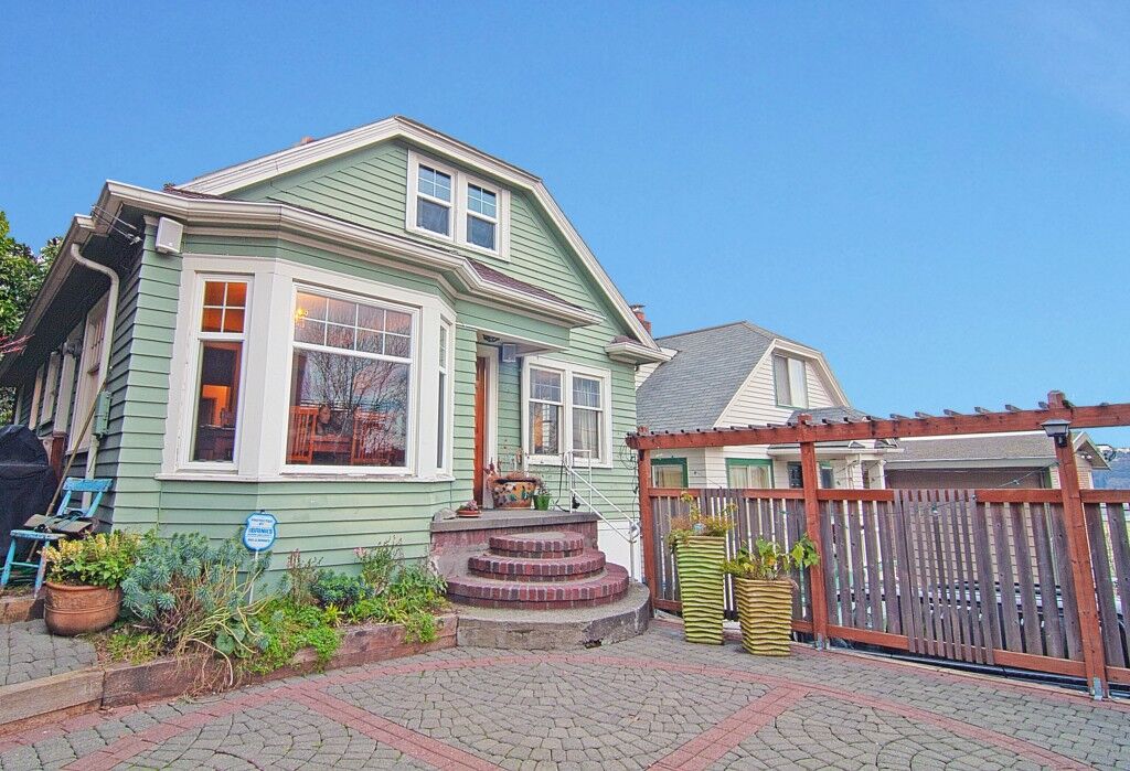 Property Photo:  502 Lee Street  WA 98109 