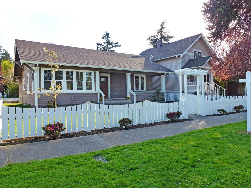 Property Photo:  118 E Highland St  WA 98273 