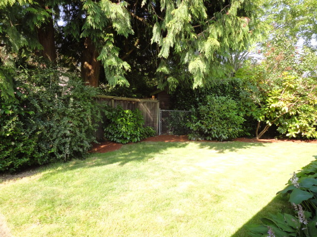 Property Photo: 17028 NE 18th St WA 98008