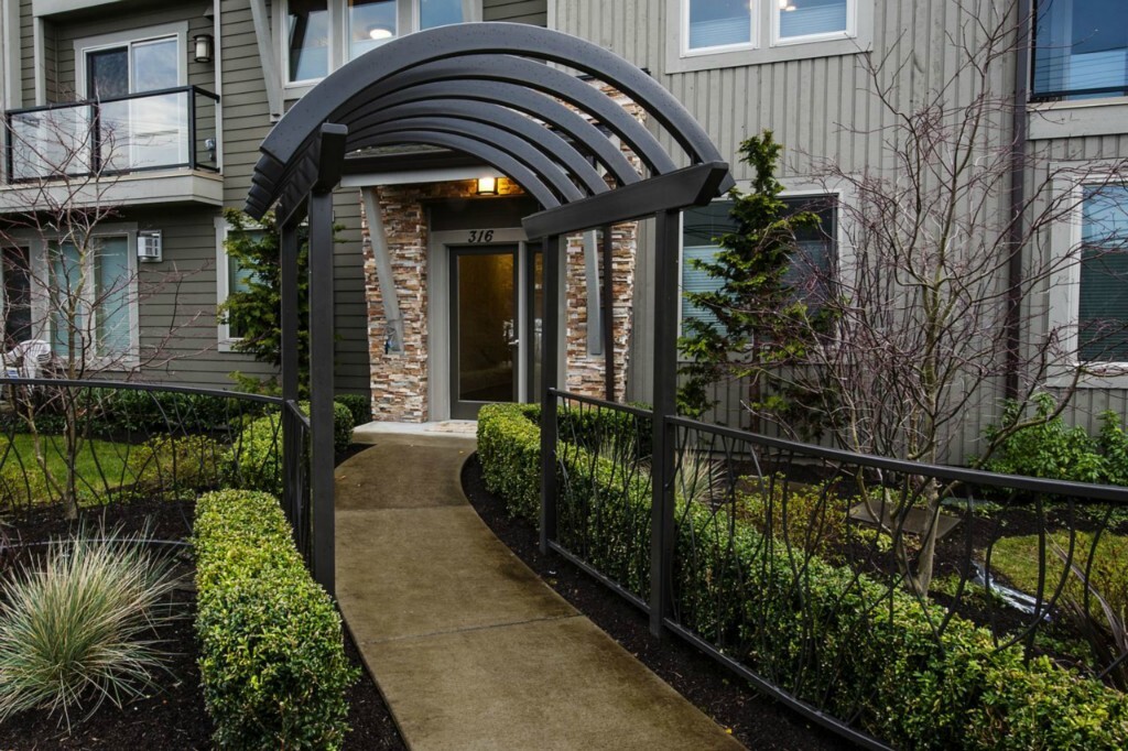 Property Photo: 316 Walnut Ave 2B WA 98020