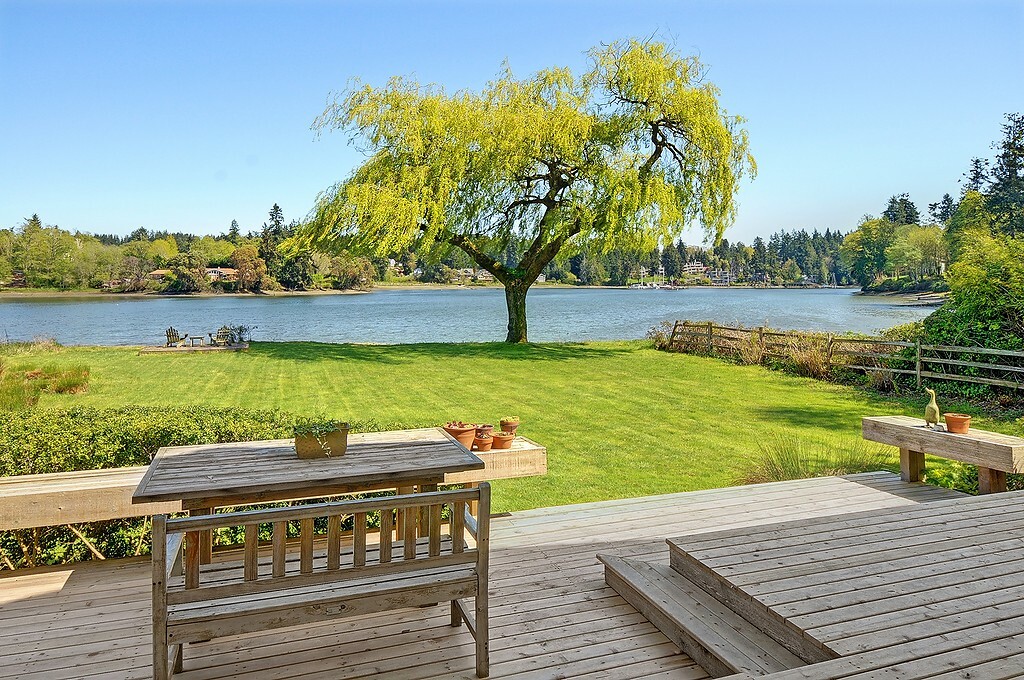 Property Photo:  6406 Eagle Harbor Dr NE  WA 98110 