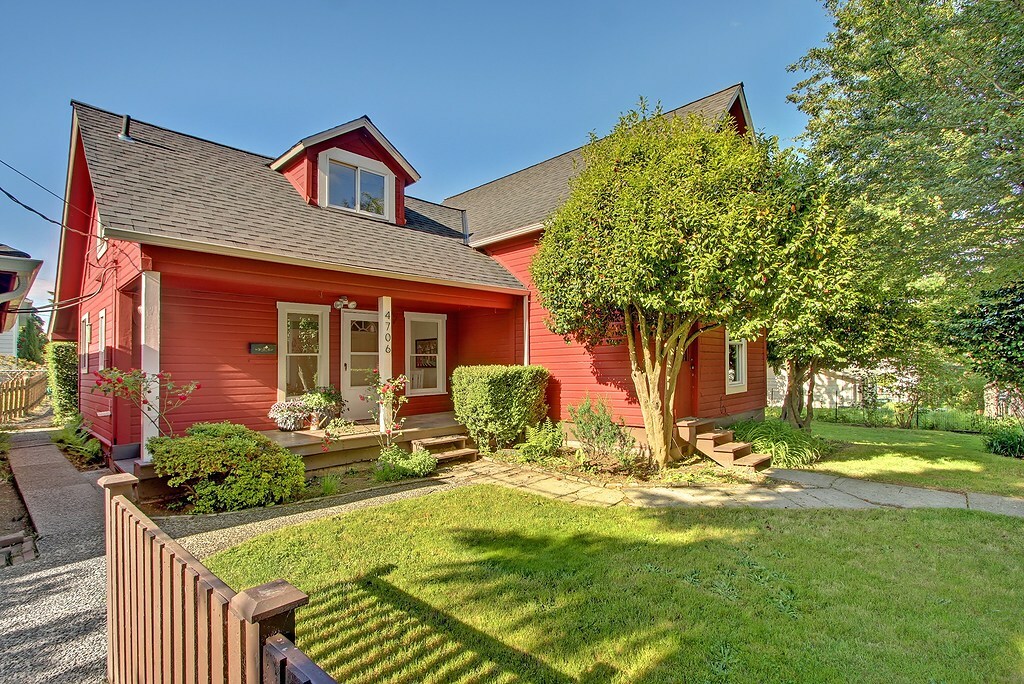 Property Photo:  4706 S Thistle St  WA 98118 