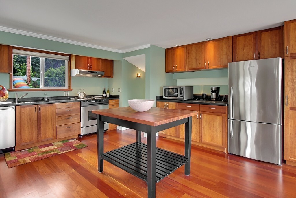 Property Photo: 2420 Westlake Ave N 4 WA 98109