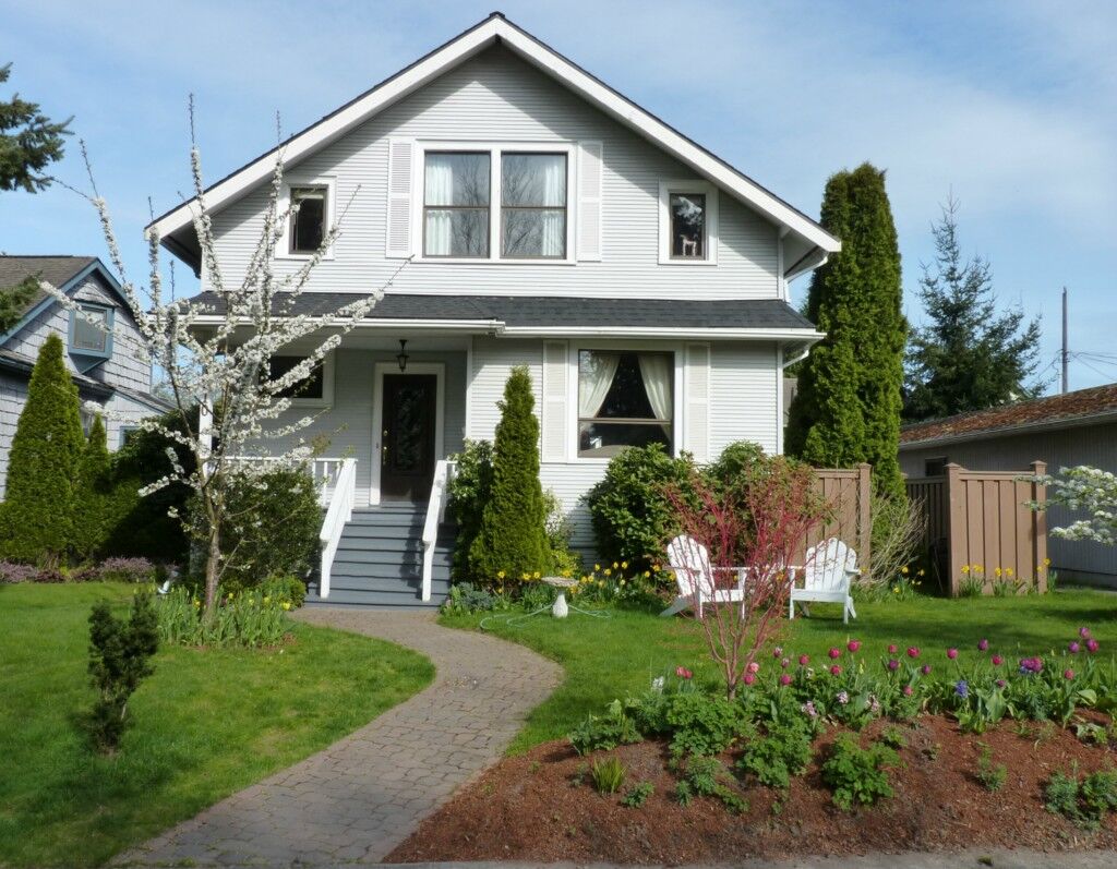 Property Photo: 1910 45 Ave SW WA 98116