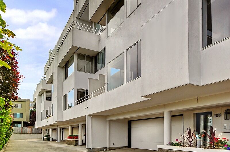 Property Photo: 2410 Aurora Ave N 105 WA 98109