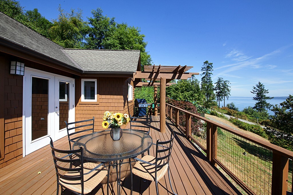 Property Photo:  2221 Cranes Landing Dr  WA 98253 