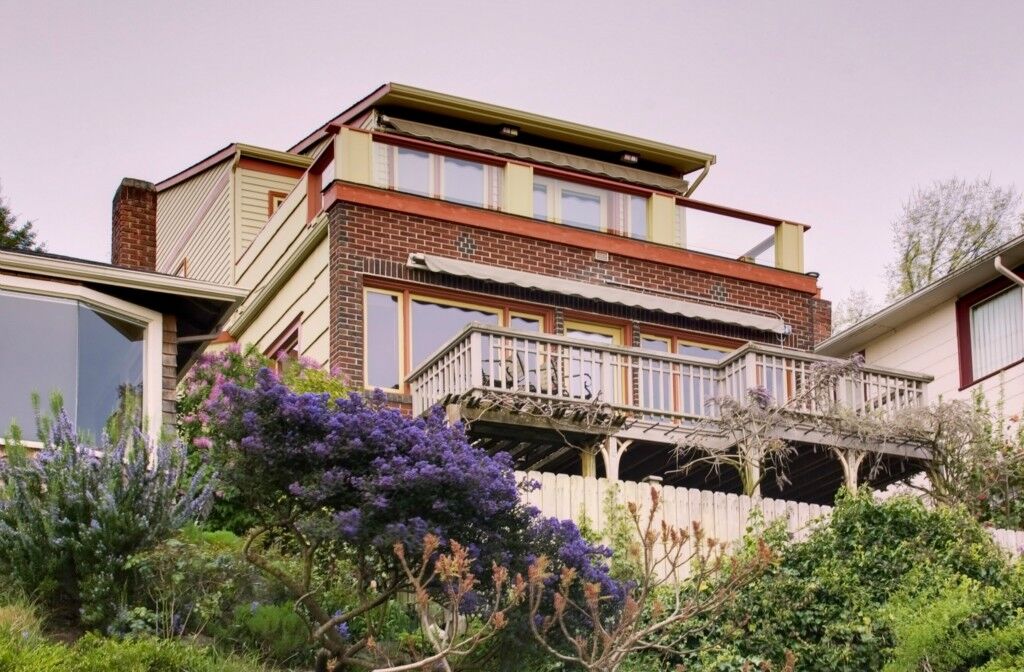 Property Photo:  1622 9th Ave W  WA 98119 