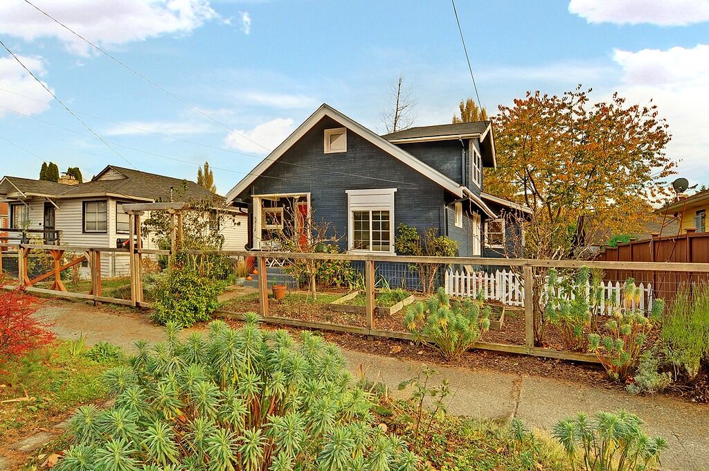 Property Photo:  5812 46th Ave S  WA 98118 