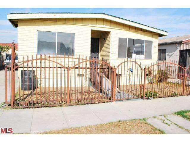 Property Photo: 1343 W 67th St CA 90044