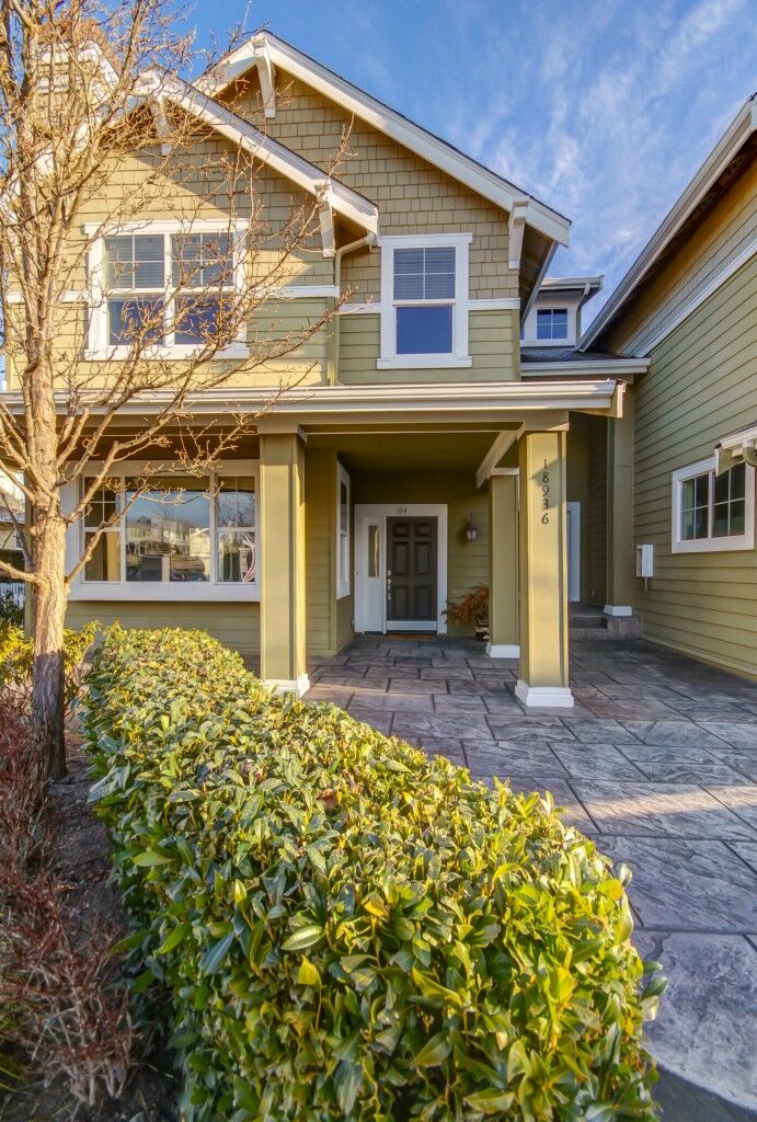 Property Photo: 18936 NE 67th Way 104 WA 98052
