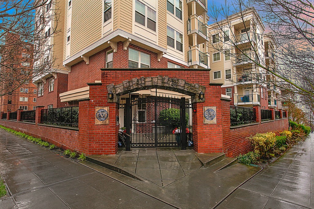 Property Photo: 530 4th Ave W 105 WA 98119