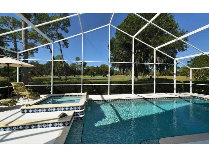 Property Photo: 7422 Fairlinks Court FL 34243