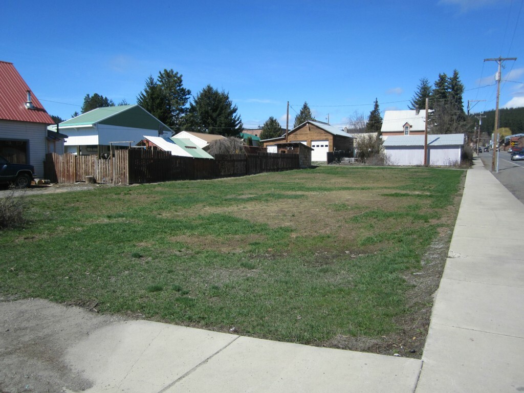 Property Photo:  1 W Montana  WA 98941 
