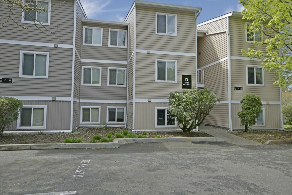 Property Photo:  12435 NE 131st Ct D302  WA 98034 