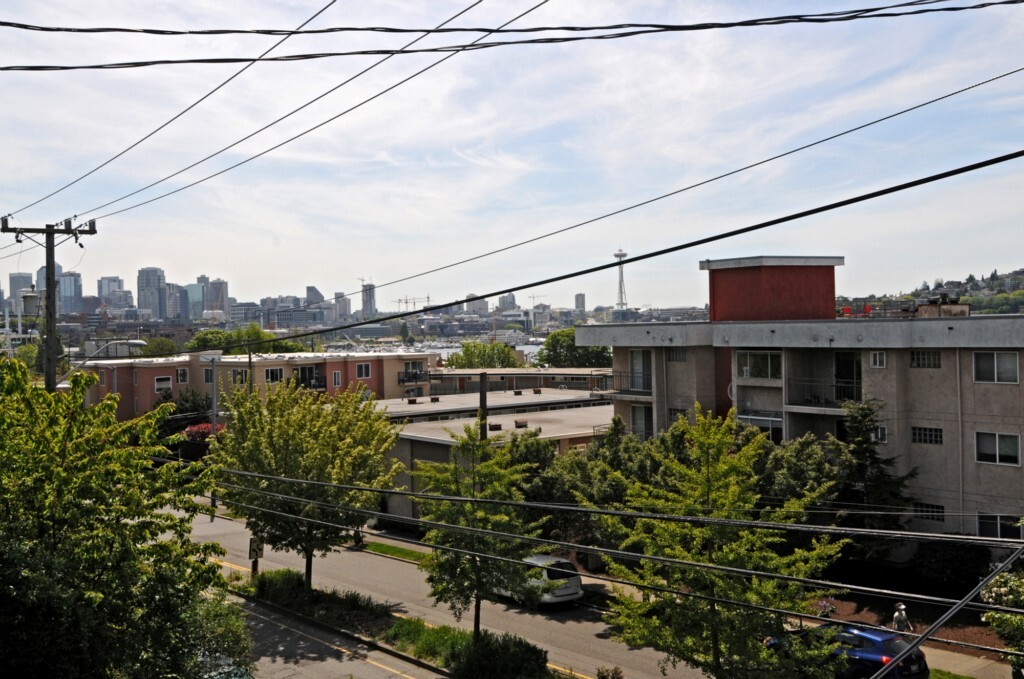 Property Photo:  2028 Eastlake Ave E A  WA 98102 