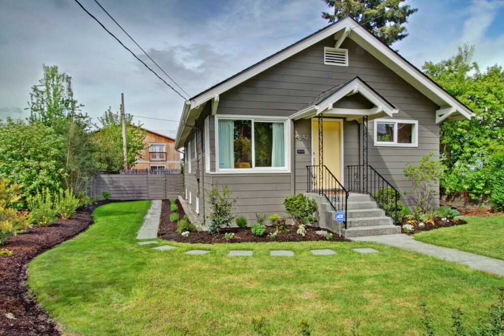 Property Photo:  4842 S Findlay St  WA 98118 