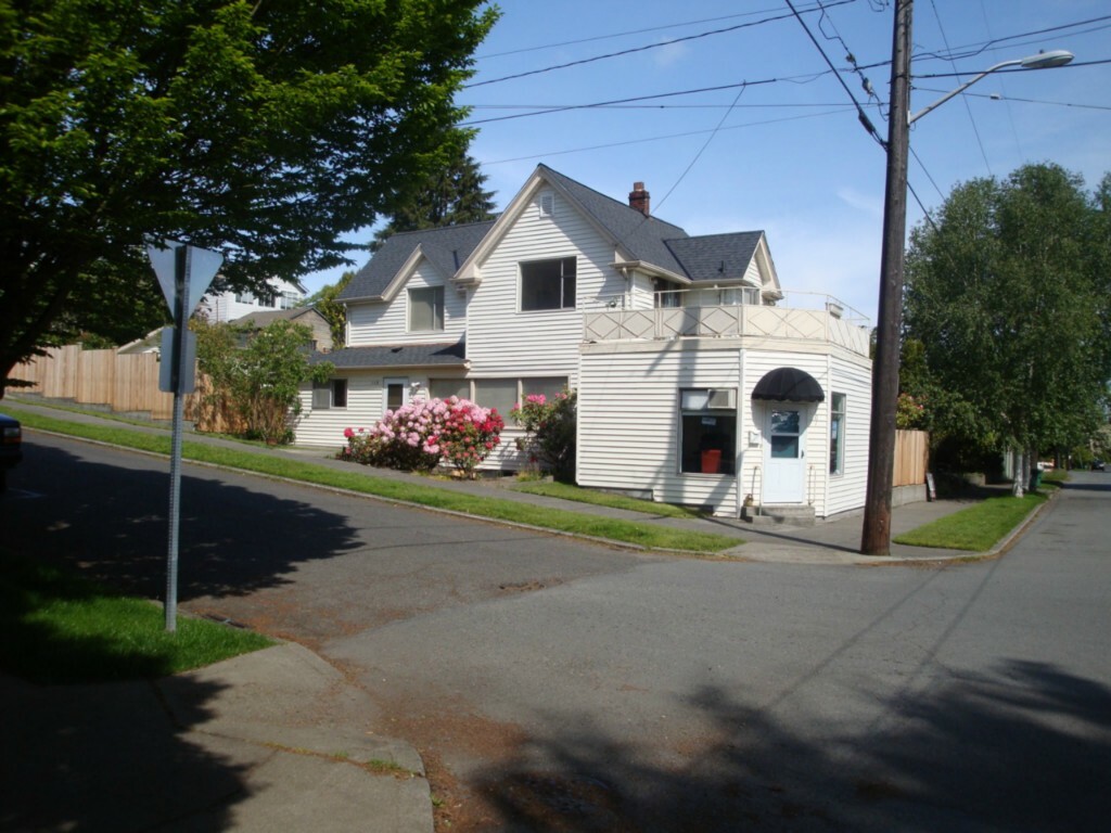 Property Photo:  1701 2nd Ave N  WA 98109 