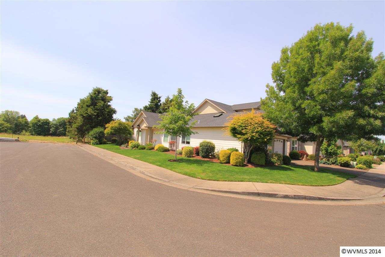 Property Photo: 801 SE Lynchet Ln OR 97338