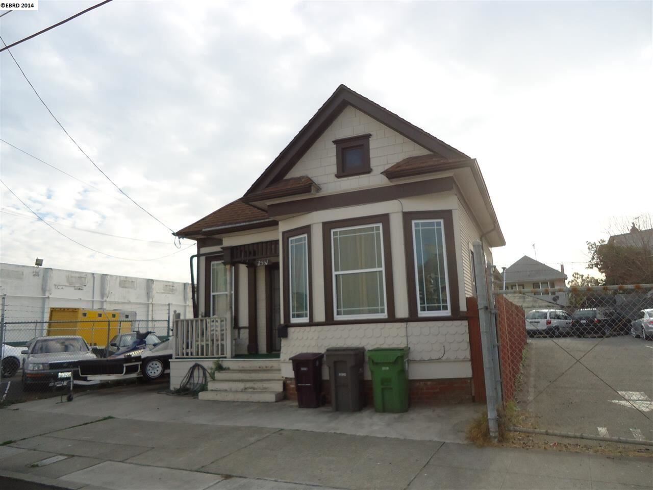 Property Photo: 2551 E 11 St CA 94601