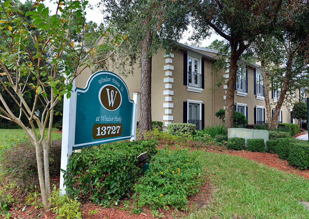Property Photo: 13727 N Richmond Park Drive 105 FL