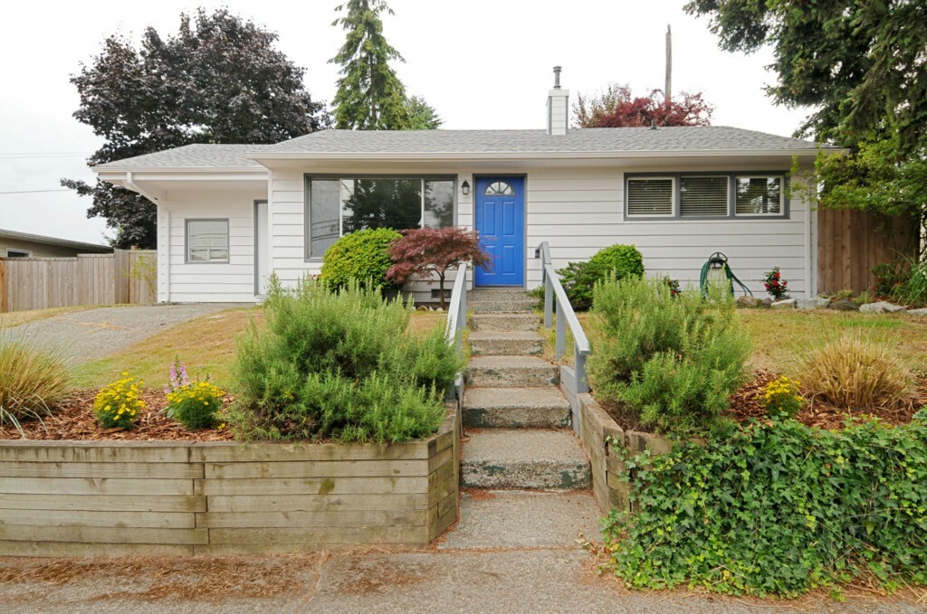 Property Photo:  3117 SW Barton St  WA 98126 