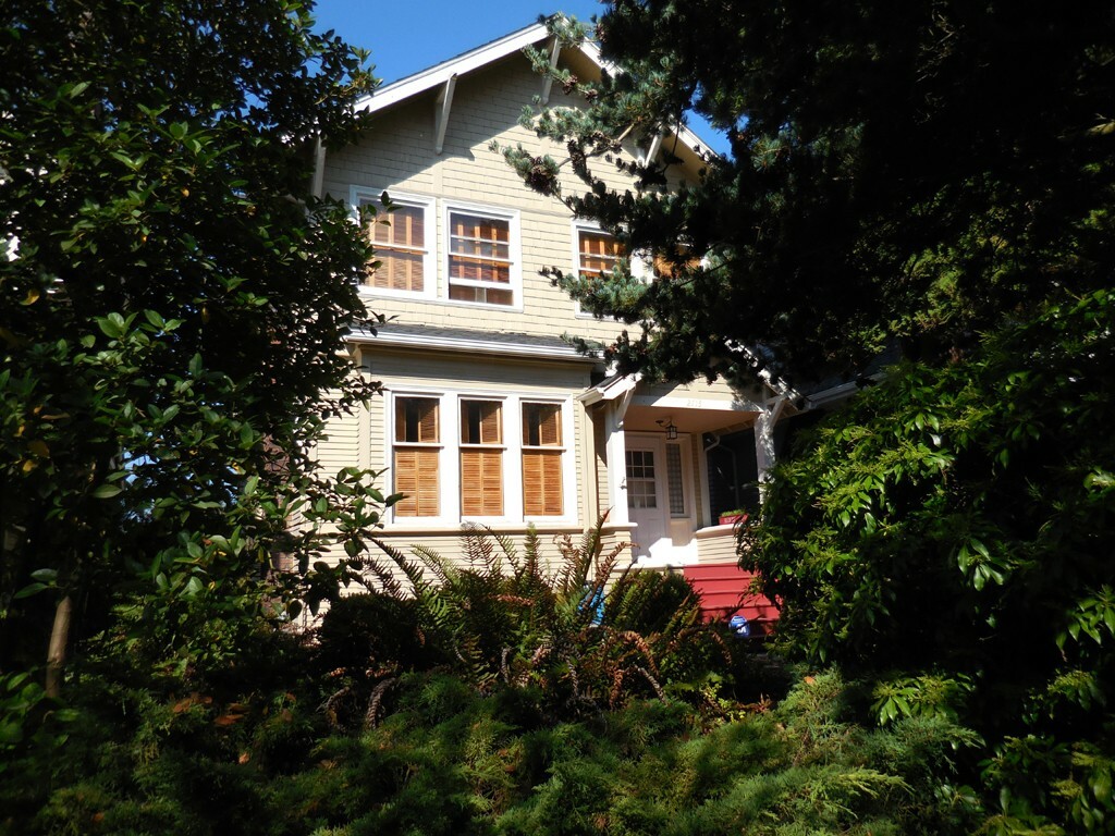 Property Photo:  2115 8th Ave W  WA 98119 