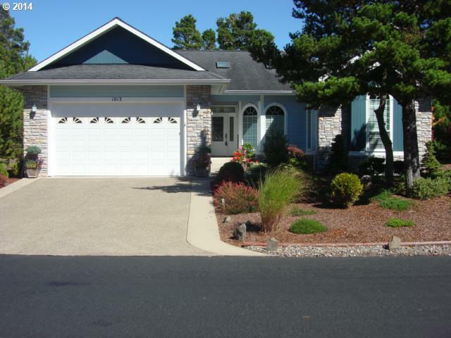 Property Photo:  1013 Prestwick Ct  OR 97439 