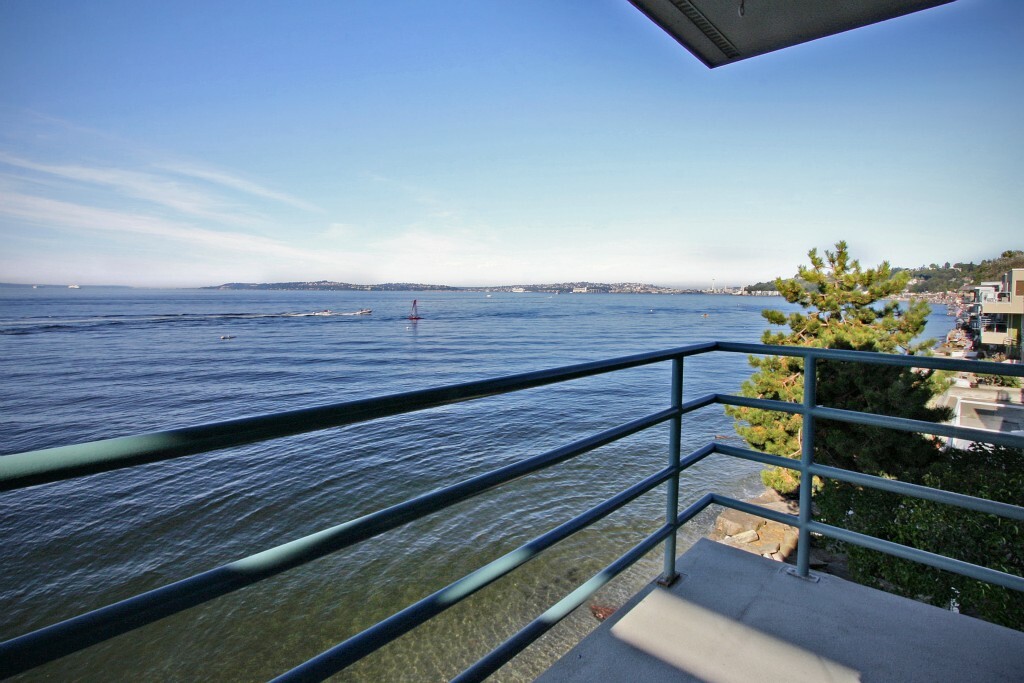 Property Photo:  3051 Alki Ave SW B  WA 98116 