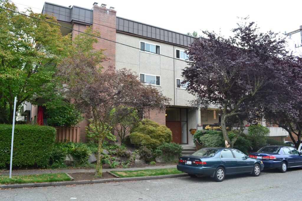 Property Photo: 2301 NE 65th St 303 WA 98115