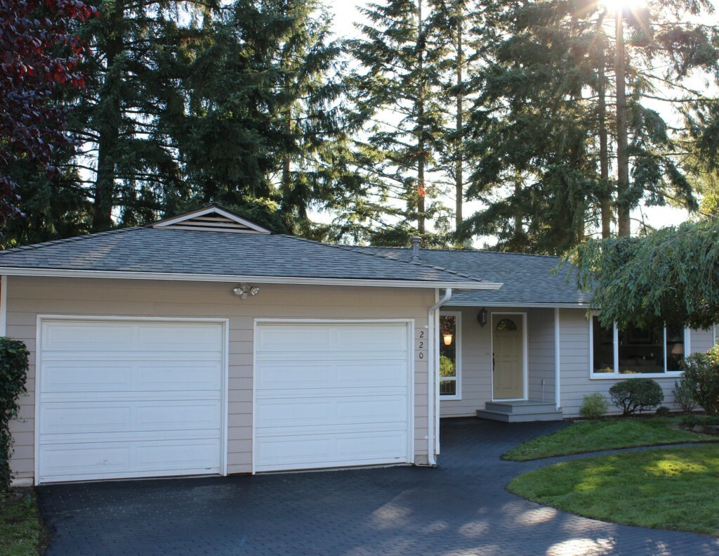 Property Photo:  220 218th Place SW  WA 98021 