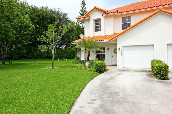 Property Photo: 13527 Fountain View Boulevard FL 33414
