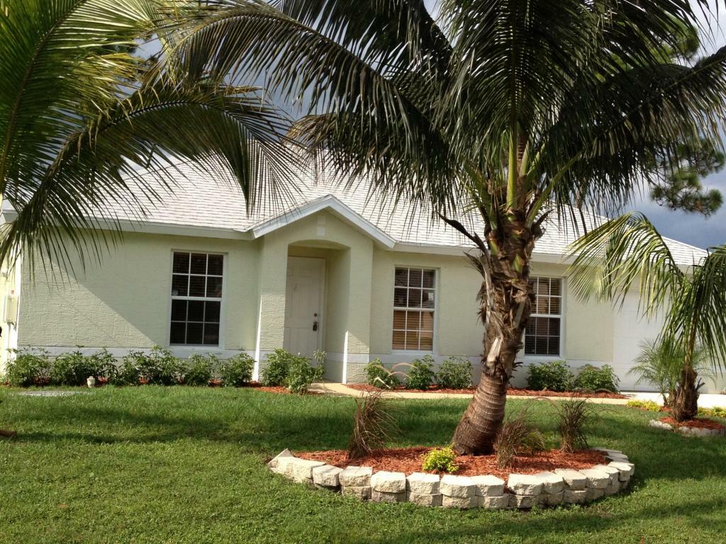 Property Photo:  551 SE Voltair Terrace  FL 34983 