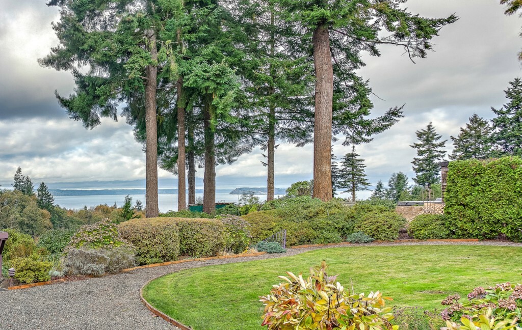 Property Photo:  334 Heather Rd  WA 98203 