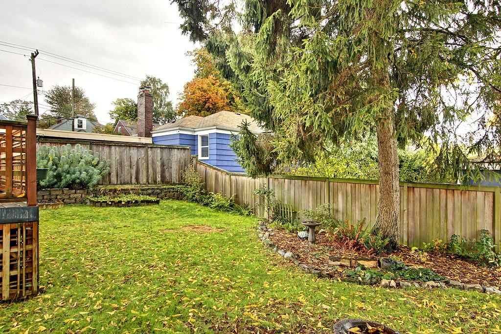 Property Photo:  1717 N 82nd St  WA 98103 