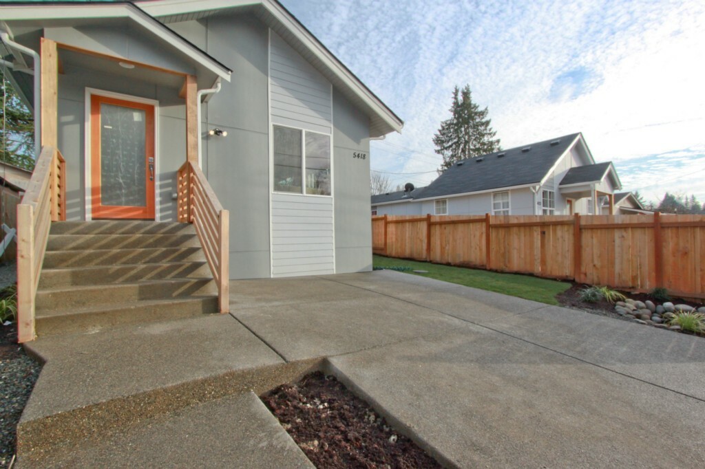 5418  26th Avenue SW  Seattle WA 98106 photo