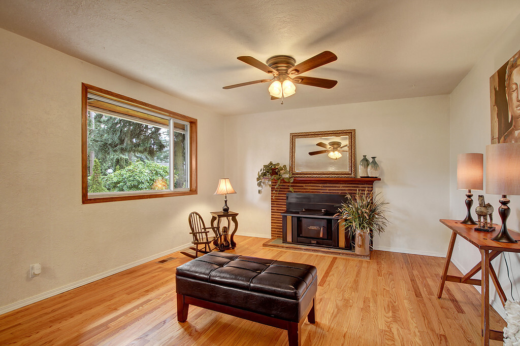 Property Photo: 520 N 200th St WA 98133