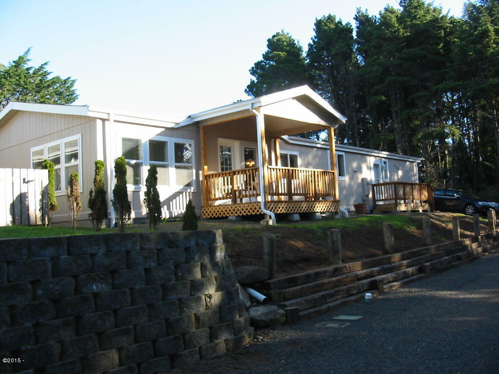 Property Photo: 452 SE Harbor Avenue OR 97367