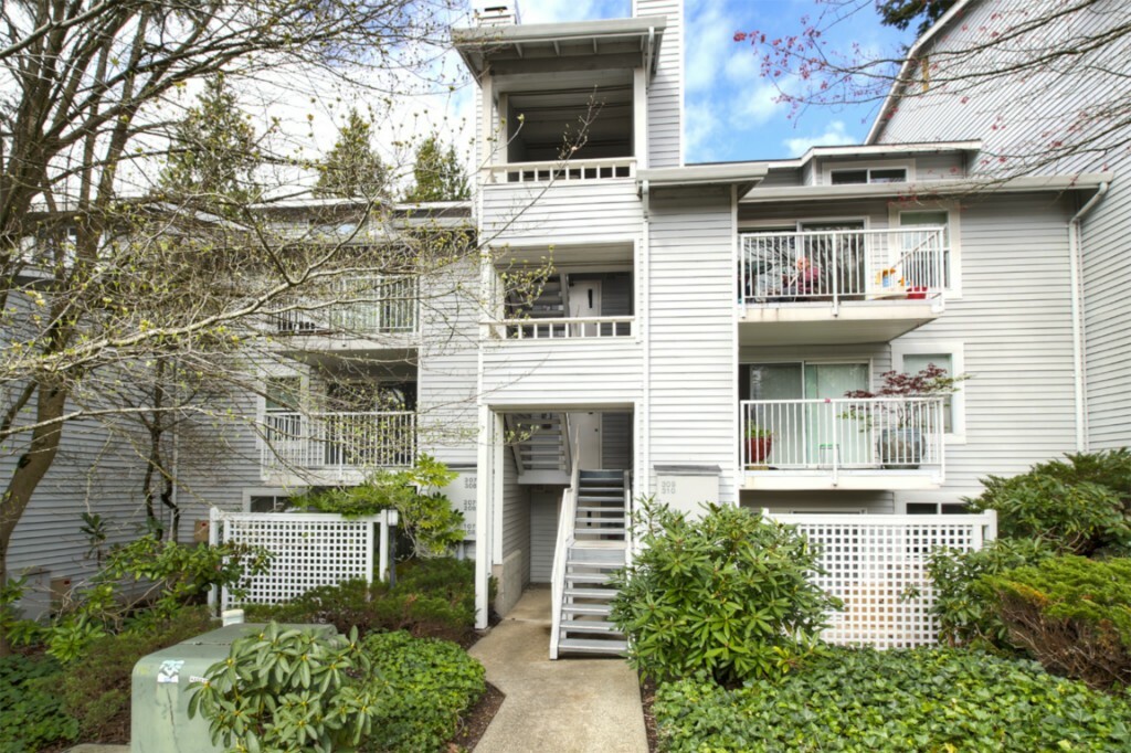 Property Photo:  4106 Factoria Blvd SE B109  WA 98006 