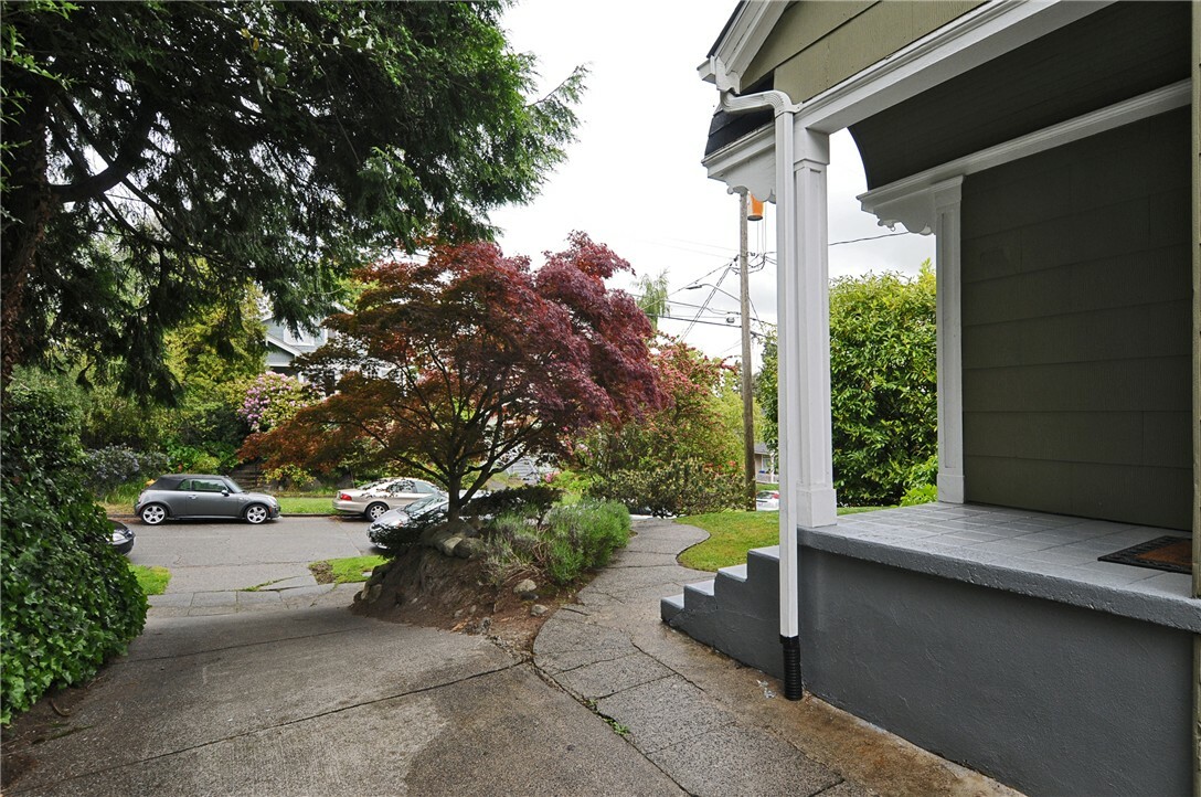 Property Photo:  333 NE 51st St  WA 98105 