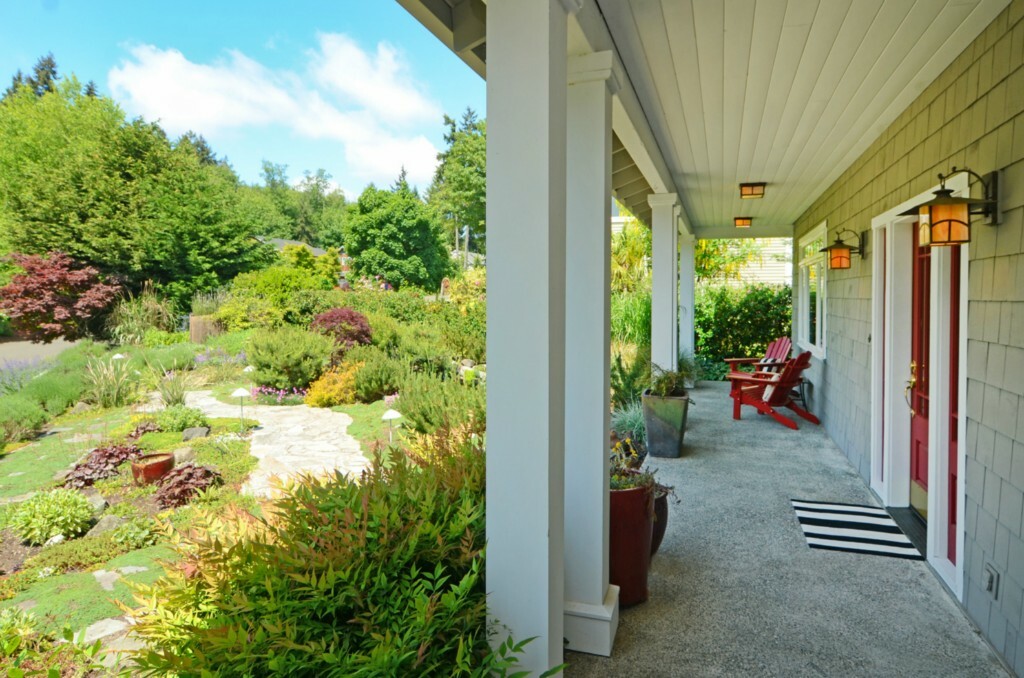 Property Photo:  368 Eakin Dr NW  WA 98110 