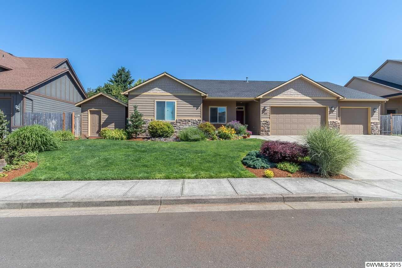 Property Photo: 205 SE 7th St OR 97385