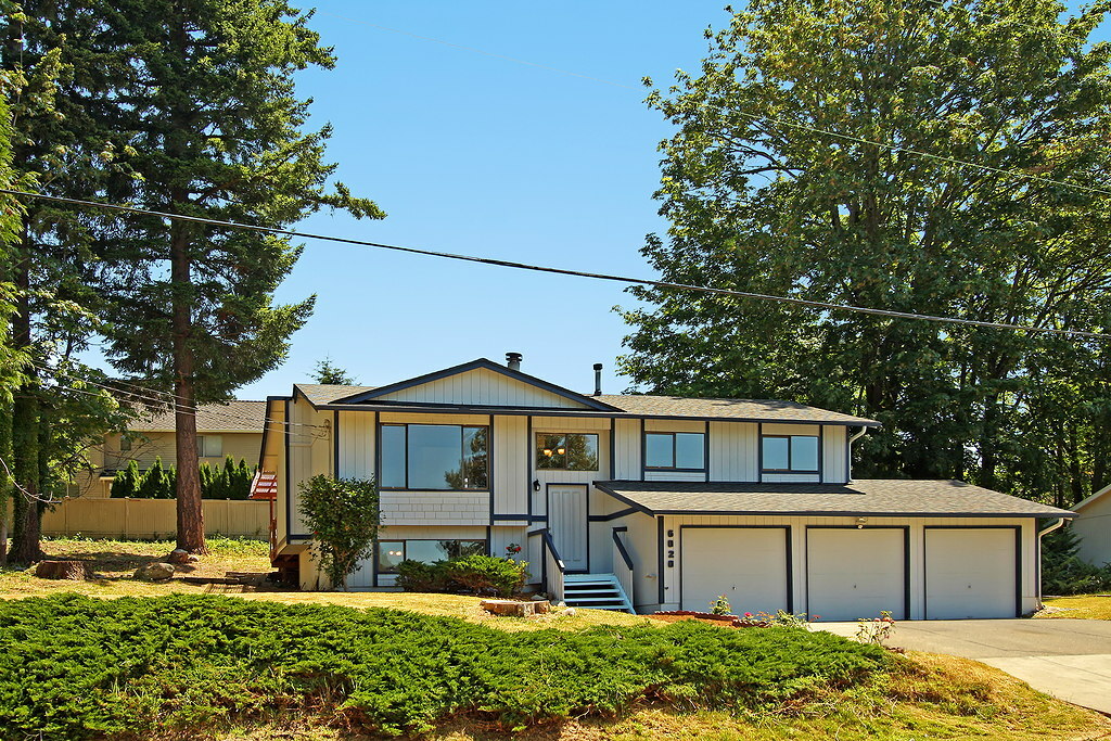 Property Photo:  6020 116th Ave SE  WA 98006 