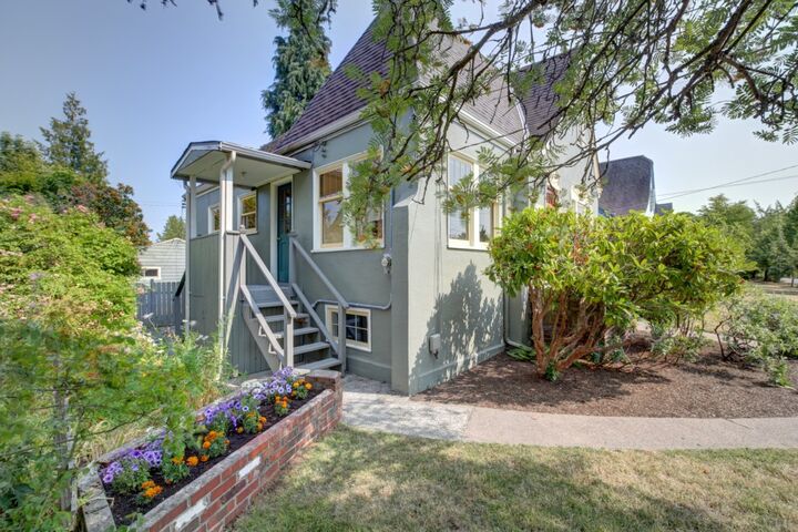 Property Photo:  11246 Phinney Ave N  WA 98133 