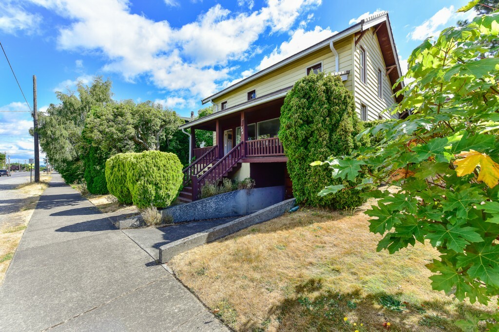 Property Photo:  915 11th St  WA 98225 