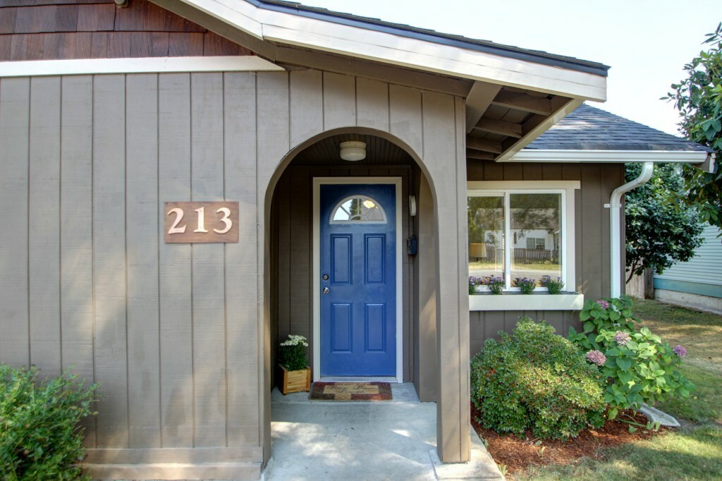 Property Photo:  213 Reed St  WA 98284 