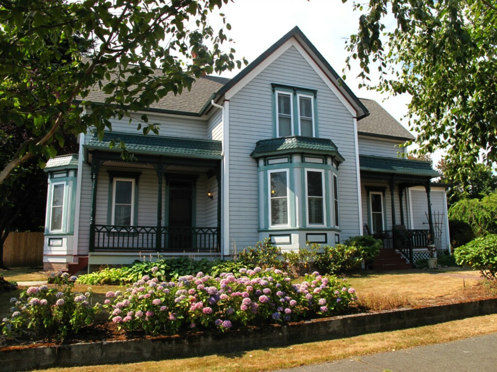 Property Photo:  702 S Cherry St  WA 98362 