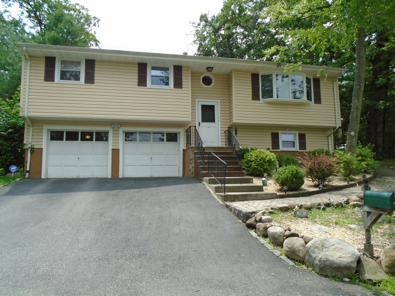 Property Photo:  19 Beverly Ln  NJ 07035 