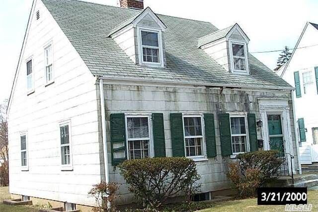 Property Photo:  47 Woodbury Way  NY 11791 