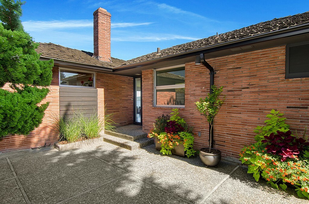 Property Photo:  2624 NW Esplanade St  WA 98117 