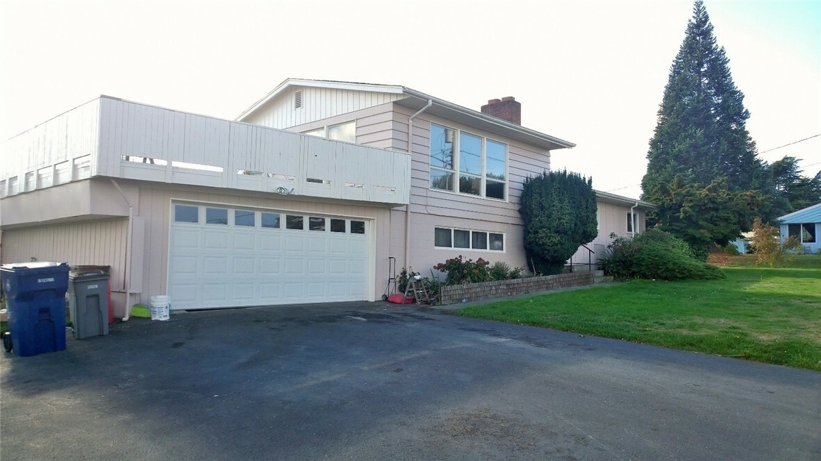 Property Photo:  1411 25th  WA 98221 